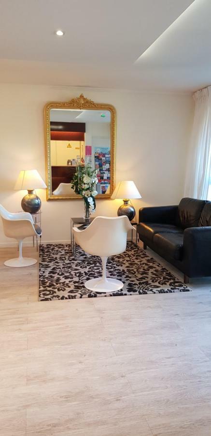 Hôtel Le Galoubet Villeneuve-Loubet Buitenkant foto